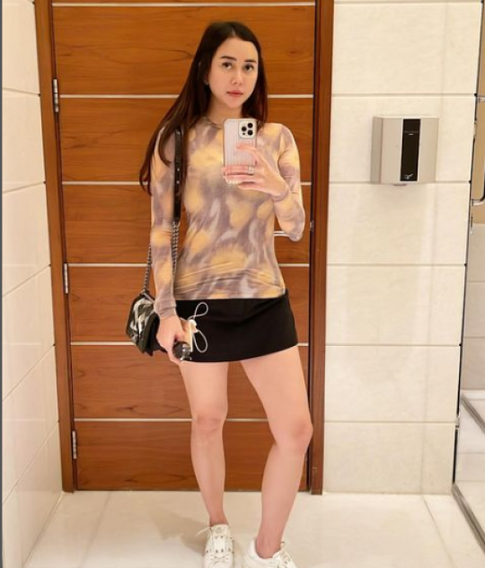 6 Potret Terbaru Aura Kasih Pasca Bercerai, Tetap Cantik dan Memukau