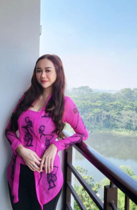 6 Potret Terbaru Aura Kasih Pasca Bercerai, Tetap Cantik dan Memukau