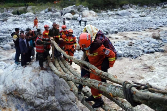 Perjuangan Petugas Lalui Jembatan Darurat Saat Evakuasi Korban Gempa di China