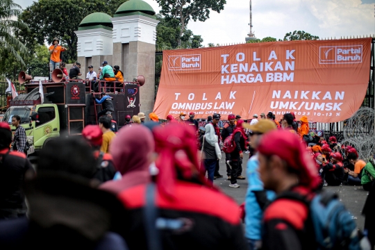 Tolak Kenaikan Harga BBM, Massa Buruh Menyerbu Gedung DPR