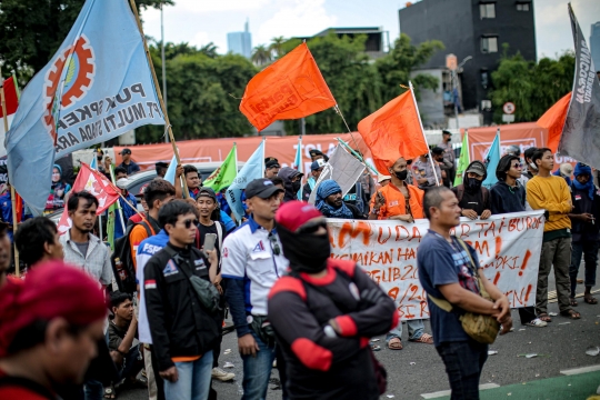 Tolak Kenaikan Harga BBM, Massa Buruh Menyerbu Gedung DPR