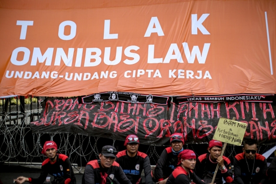 Tolak Kenaikan Harga BBM, Massa Buruh Menyerbu Gedung DPR