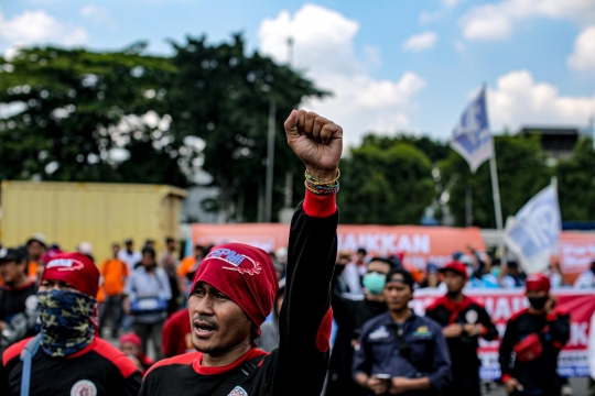 Tolak Kenaikan Harga BBM, Massa Buruh Menyerbu Gedung DPR