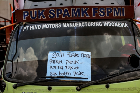Tolak Kenaikan Harga BBM, Massa Buruh Menyerbu Gedung DPR