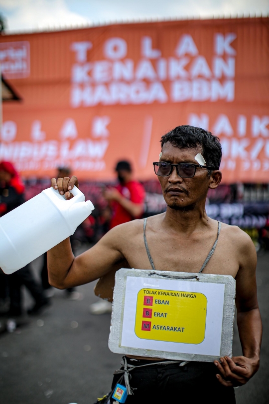 Tolak Kenaikan Harga BBM, Massa Buruh Menyerbu Gedung DPR