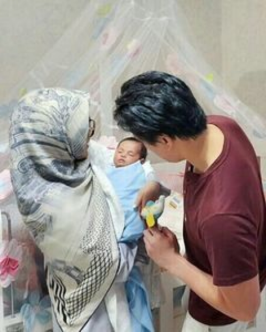 Momen Syahrini Gendong Baby RM Anak Ketiga Aisyahrani yang Baru Lahir, Banjir Doa