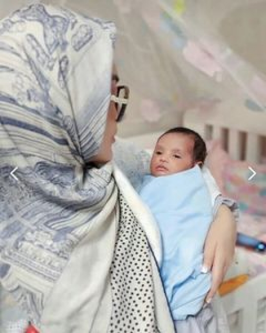 Momen Syahrini Gendong Baby RM Anak Ketiga Aisyahrani yang Baru Lahir, Banjir Doa