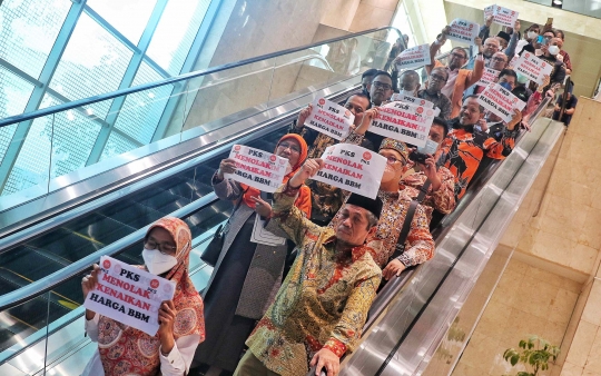 Momen Fraksi PKS Walk Out dan Protes Kenaikan BBM di Rapat Paripurna DPR