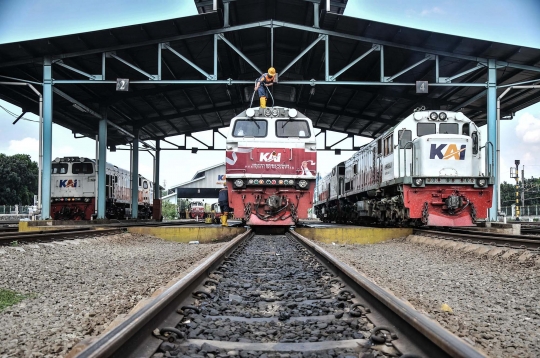 Melihat Perawatan Rutin Lokomotif KA di Depo Cipinang