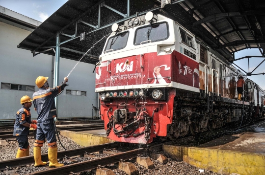 Melihat Perawatan Rutin Lokomotif KA di Depo Cipinang