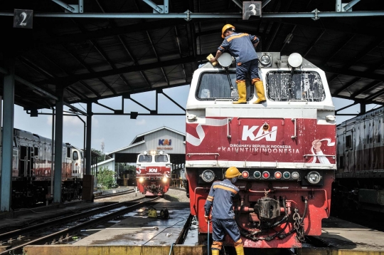 Melihat Perawatan Rutin Lokomotif KA di Depo Cipinang