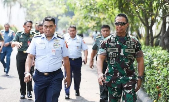 Jenderal Andika Sidak Gudang TNI, Berkacamata Dibilang Kayak Arnold Schwarzenegger