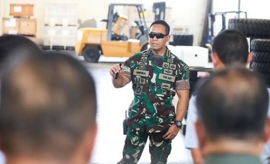 Jenderal Andika Sidak Gudang TNI, Berkacamata Dibilang Kayak Arnold Schwarzenegger