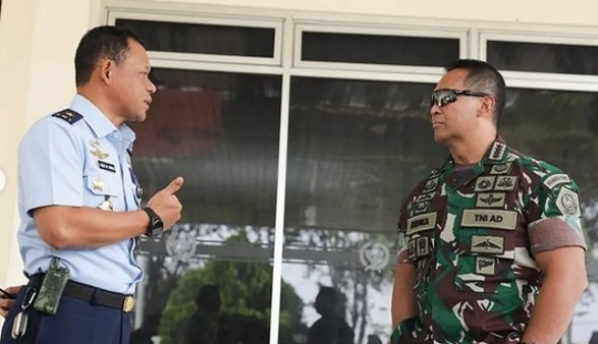 Jenderal Andika Sidak Gudang TNI, Berkacamata Dibilang Kayak Arnold Schwarzenegger