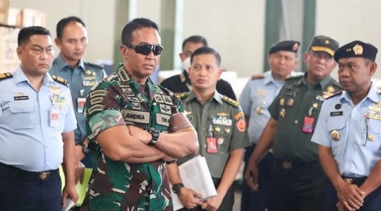 Jenderal Andika Sidak Gudang TNI, Berkacamata Dibilang Kayak Arnold Schwarzenegger