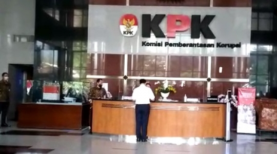 Gaya Anies Baswedan Penuhi Panggilan KPK, Tenteng Map Biru & Tebar Senyum