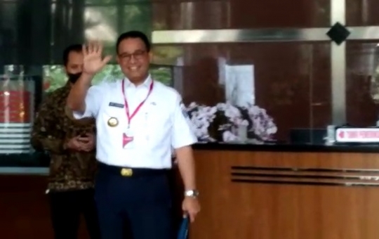 Gaya Anies Baswedan Penuhi Panggilan KPK, Tenteng Map Biru & Tebar Senyum