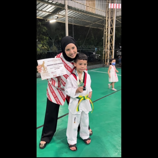 Berprestasi, 5 Potret Kanaka Anak Tya Ariestya Raih Medali dalam Kompetisi Taekwondo