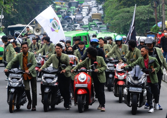 Tolak Kenaikan Harga BBM Subsidi, Mahasiswa di Bogor Dorong Motor 3 Kilometer