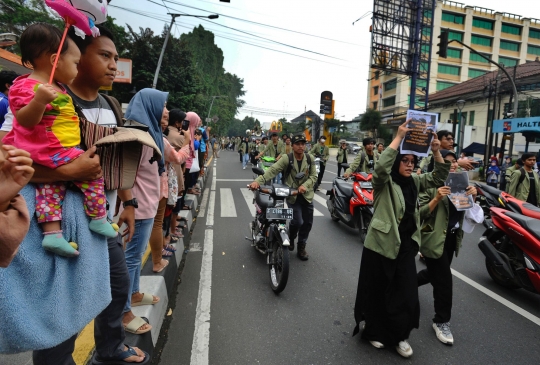 Tolak Kenaikan Harga BBM Subsidi, Mahasiswa di Bogor Dorong Motor 3 Kilometer