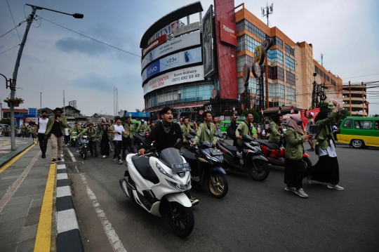 Tolak Kenaikan Harga BBM Subsidi, Mahasiswa di Bogor Dorong Motor 3 Kilometer