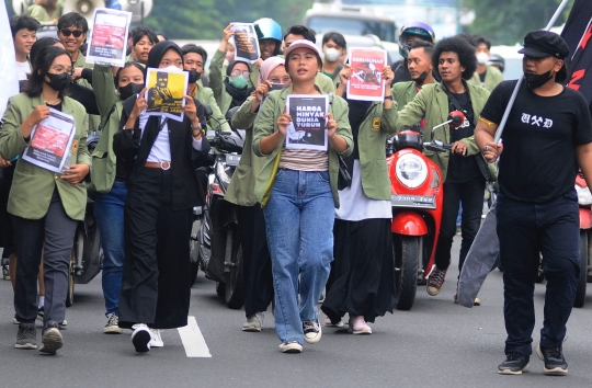 Tolak Kenaikan Harga BBM Subsidi, Mahasiswa di Bogor Dorong Motor 3 Kilometer