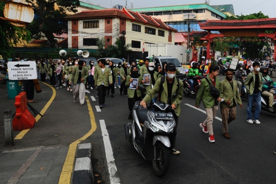 Tolak Kenaikan Harga BBM Subsidi, Mahasiswa di Bogor Dorong Motor 3 Kilometer