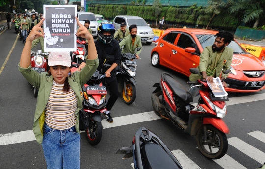 Tolak Kenaikan Harga BBM Subsidi, Mahasiswa di Bogor Dorong Motor 3 Kilometer