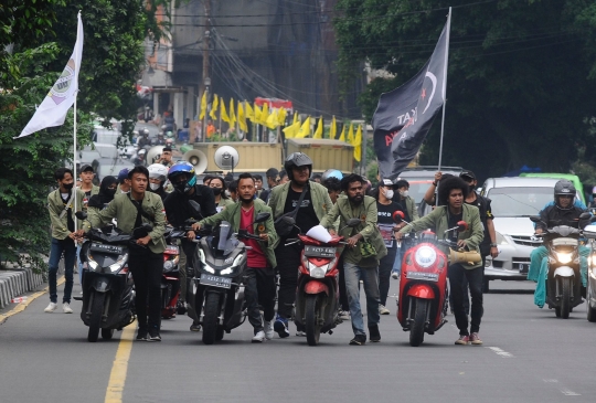 Tolak Kenaikan Harga BBM Subsidi, Mahasiswa di Bogor Dorong Motor 3 Kilometer