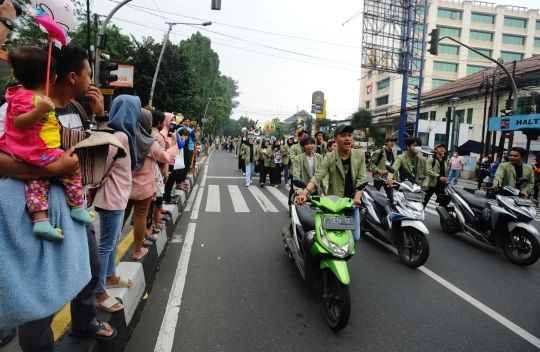 Tolak Kenaikan Harga BBM Subsidi, Mahasiswa di Bogor Dorong Motor 3 Kilometer