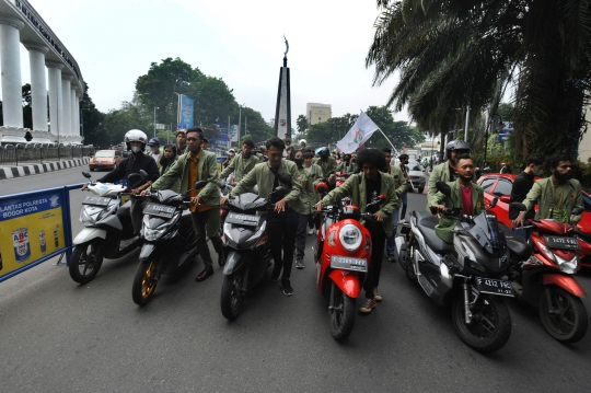 Tolak Kenaikan Harga BBM Subsidi, Mahasiswa di Bogor Dorong Motor 3 Kilometer