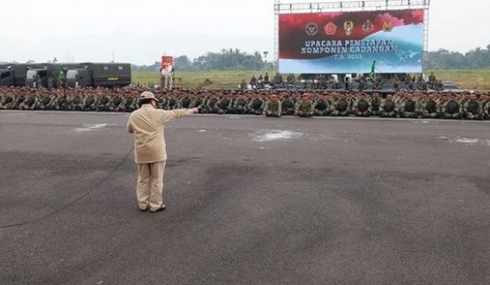 Potret Menhan Prabowo Cek Pasukan Komcad, Ada Momen Disopiri Danjen Kopassus