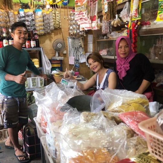 Intip Momen Tamara Bleszynski Belanja di Pasar Tradisional, Tampil Sederhana