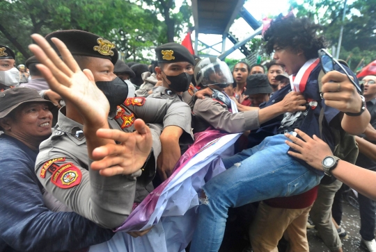 Aksi Saling Dorong Mahasiswa dengan Polisi Memanas di Patung Kuda