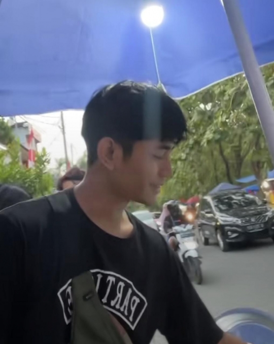 Jarang Muncul Bareng Raffi Ahmad, Dimas Kembali Berjualan Bakso di Pinggir Jalan