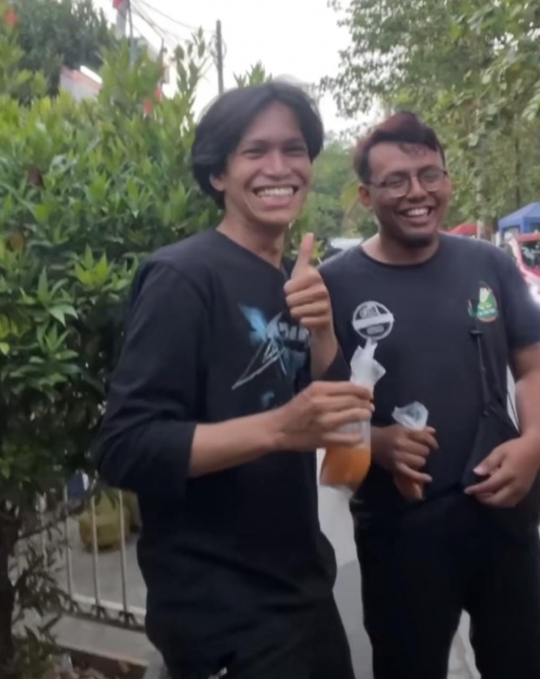 Jarang Muncul Bareng Raffi Ahmad, Dimas Kembali Berjualan Bakso di Pinggir Jalan