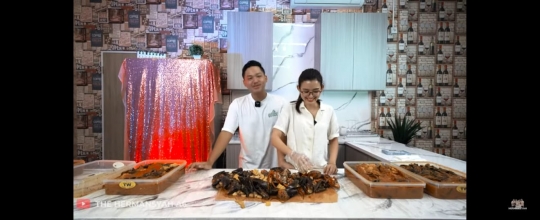 Sweet Banget, Ini Potret Azriel Hermansyah dan Sarah Menzel Mukbang Beragam Seafood