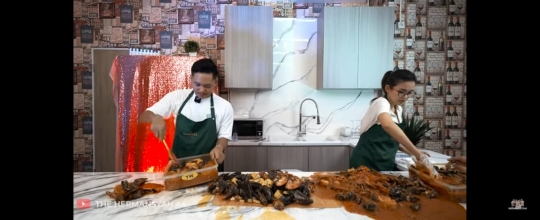 Sweet Banget, Ini Potret Azriel Hermansyah dan Sarah Menzel Mukbang Beragam Seafood