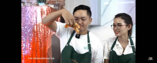 Sweet Banget, Ini Potret Azriel Hermansyah dan Sarah Menzel Mukbang Beragam Seafood