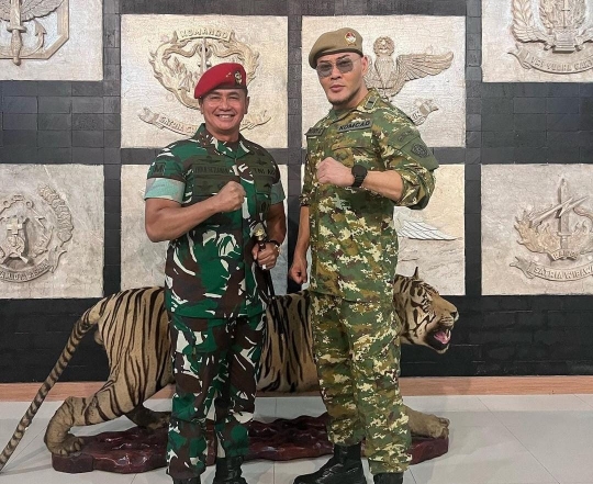 Deretan Potret Gagah Deddy Corbuzier Berseragam TNI, Beri Pujian Untuk Prabowo