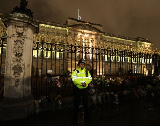 Dipenuhi Bunga, Intip Situasi Istana Buckingham Setelah Wafatnya Ratu Elizabeth II