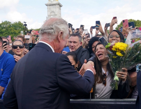 Antusiasme Warga Inggris Sambut Raja Charles III di Istana Buckingham