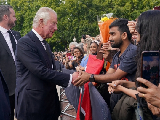 Antusiasme Warga Inggris Sambut Raja Charles III di Istana Buckingham