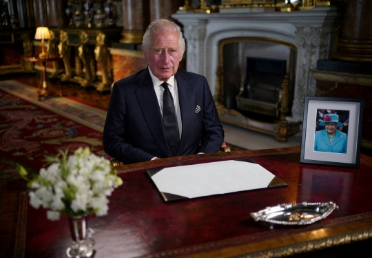 Antusiasme Warga Inggris Sambut Raja Charles III di Istana Buckingham