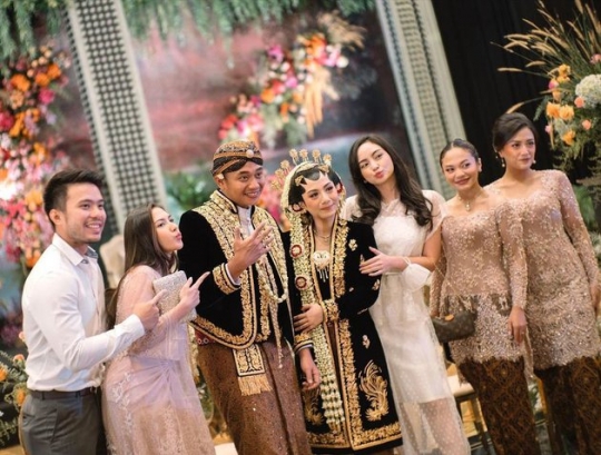 5 Potret Amel Carla di Pernikahan Sang Kakak, Tampil Anggun dan Menawan