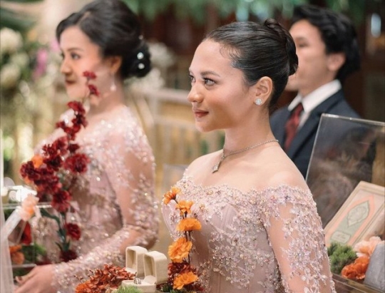 5 Potret Amel Carla di Pernikahan Sang Kakak, Tampil Anggun dan Menawan
