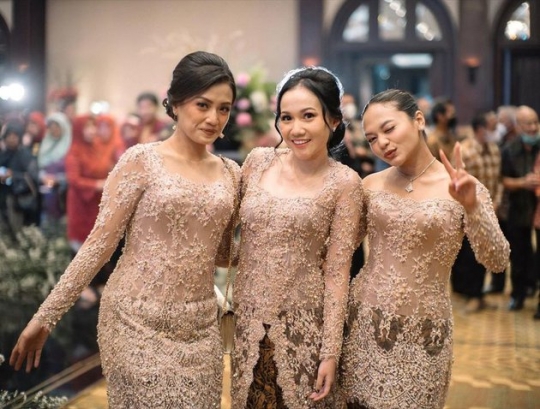 5 Potret Amel Carla di Pernikahan Sang Kakak, Tampil Anggun dan Menawan