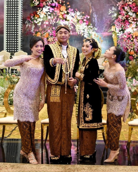 5 Potret Amel Carla di Pernikahan Sang Kakak, Tampil Anggun dan Menawan