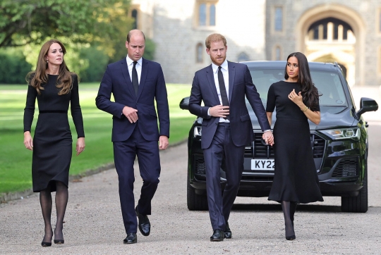 Momen Kebersamaan Pangeran William dan Harry Menyapa Warga di Kastil Windsor