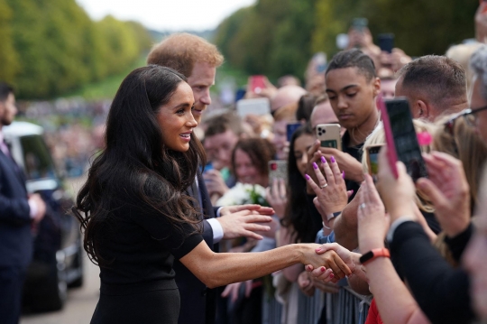 Momen Kebersamaan Pangeran William dan Harry Menyapa Warga di Kastil Windsor